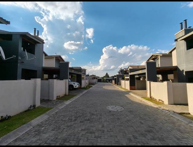 2 BEDROOM APARTMENT FOR SALE IN WATERKLOOF AH